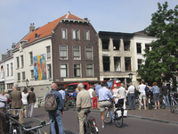 901113 Afbeelding van het toegestroomde publiek op de Smeebrug te Utrecht, dat kijkt naar de uitgebrande panden ...